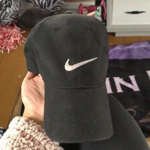 Black nike hat.